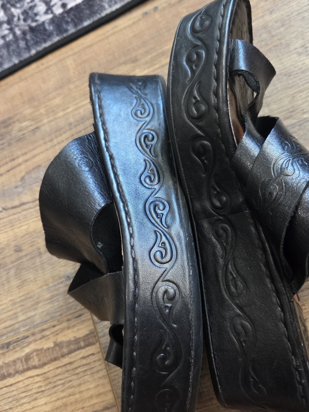 Black BORN Women's Cross-Strap Leather Slide Sandals - Picture 9 of 11